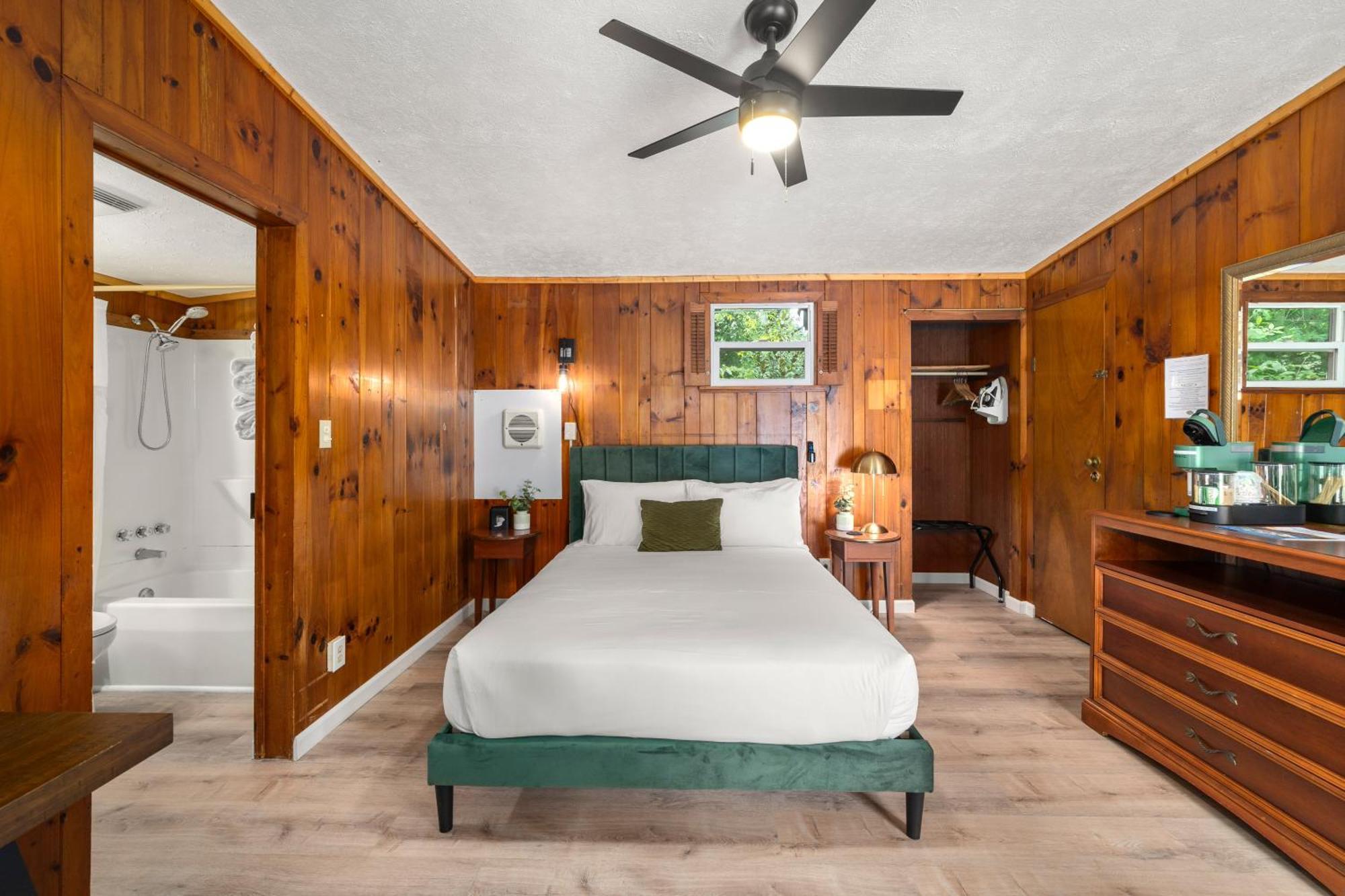 Cedarwood Inn Hendersonville Bagian luar foto