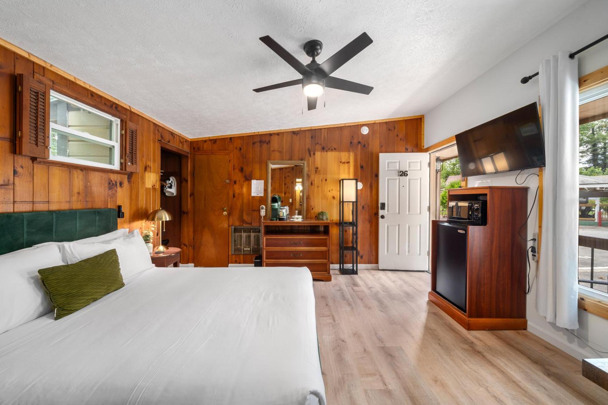 Cedarwood Inn Hendersonville Bagian luar foto