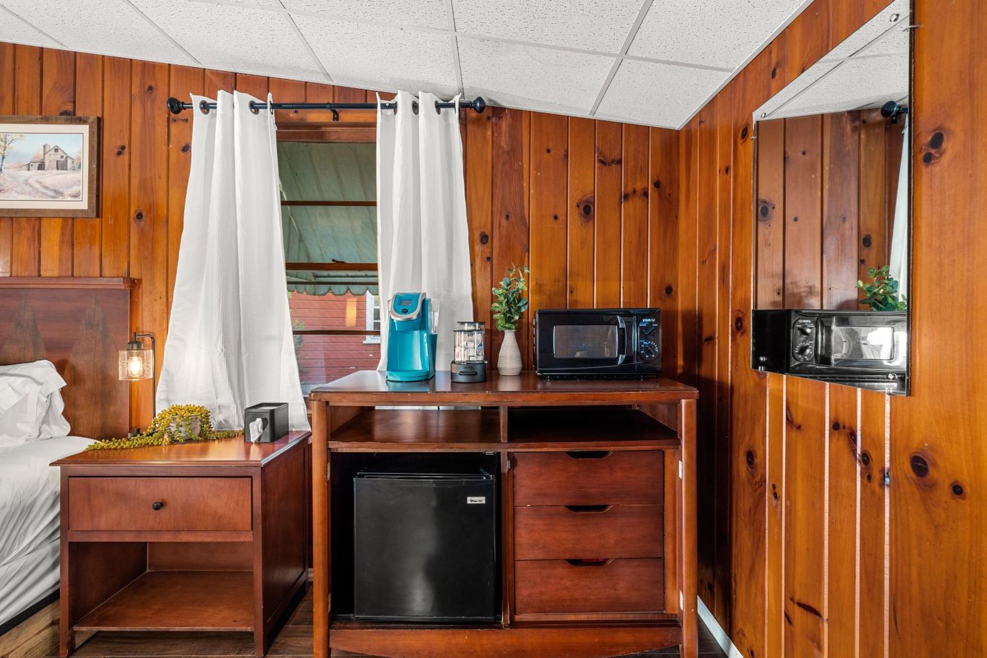 Cedarwood Inn Hendersonville Bagian luar foto